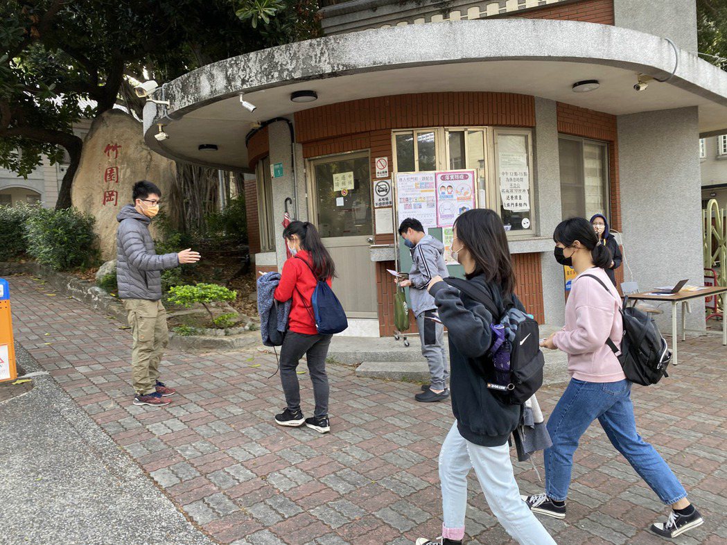 大學學測今天登場，考生進入台南一中考場須戴口罩，且要先在門口檢查入場識別證和身分...