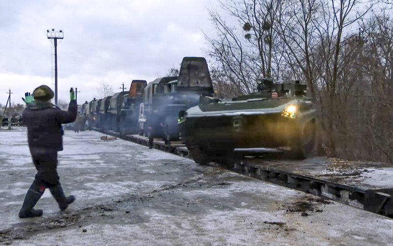 圖為俄羅斯的裝甲車駛進白俄羅斯，持續往烏克蘭邊境推進。美聯社