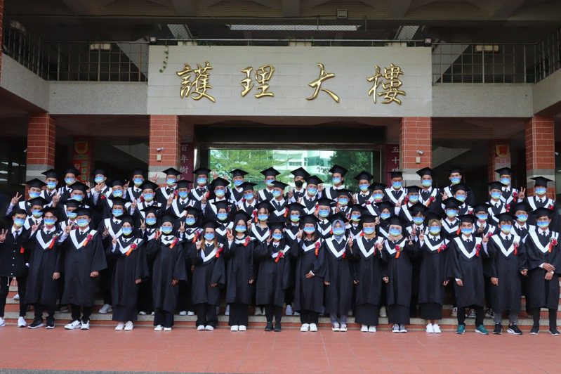 中華醫大國際產學合作專班第一屆今天畢業典禮，61名印尼畢業生很開心。圖／校方提供