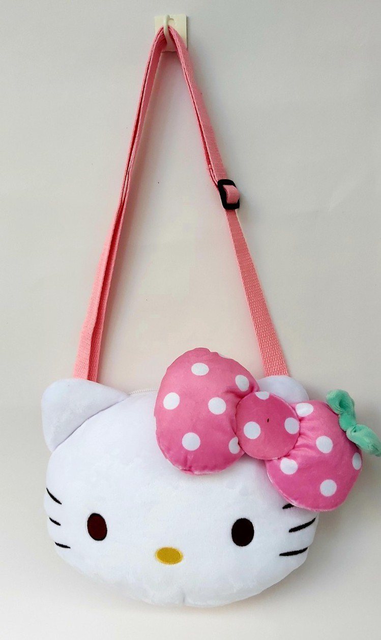 西洋Hello Kitty玩偶斜背包，售價599元。圖／7-ELEVEN提供