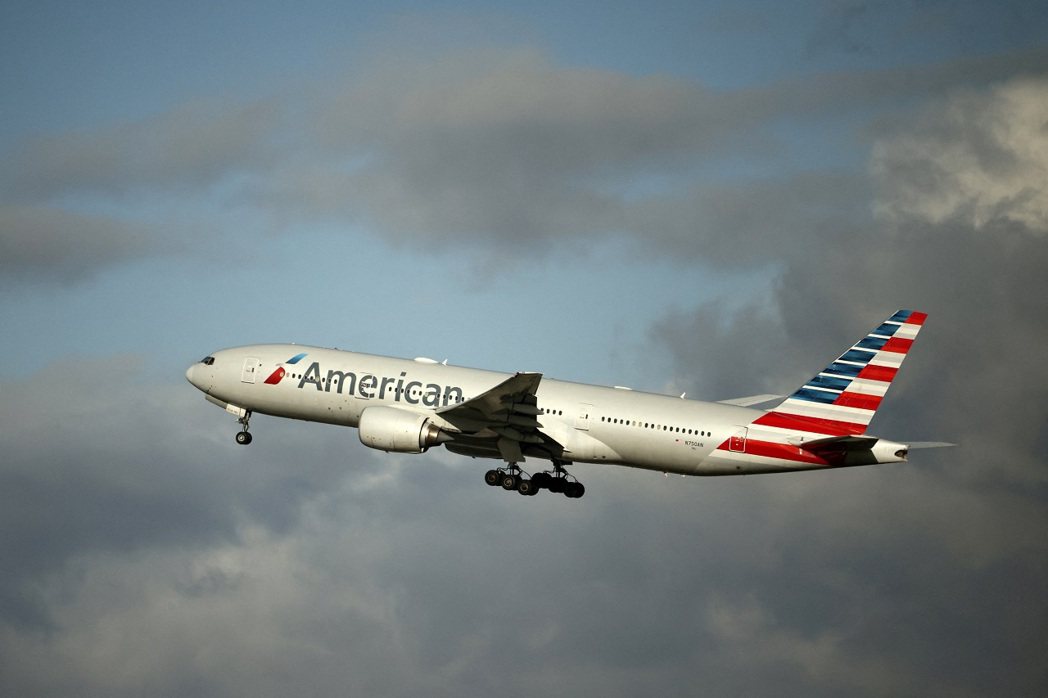 美國航空一架19日晚間自佛州邁阿密飛往英國倫敦的AAL38班機發生女乘客拒戴口罩...