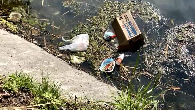 彰化縣八堡圳被亂丟垃圾，水面浮現各種廢棄物。記者簡慧珍／攝影