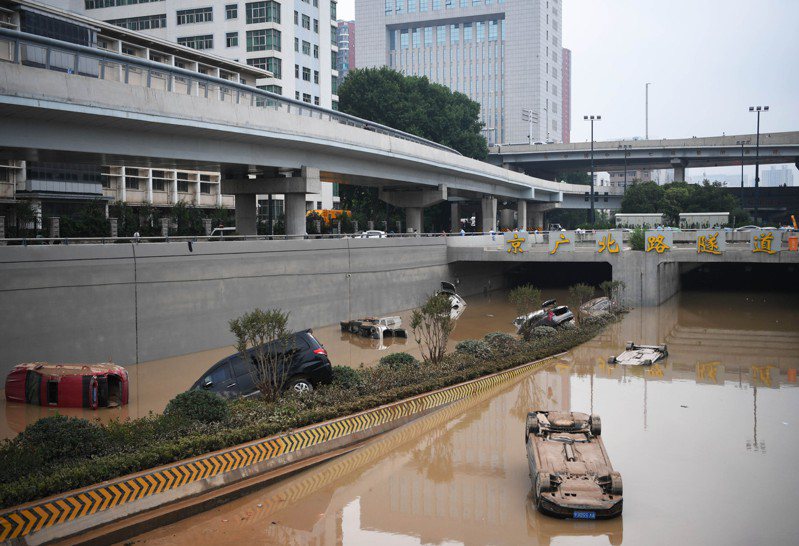 2021年7月20日鄭州特大暴雨造成地下道和地鐵被淹，死傷慘重，圖為當時被淹沒的鄭州京廣路隧道口。（新華社資料照）