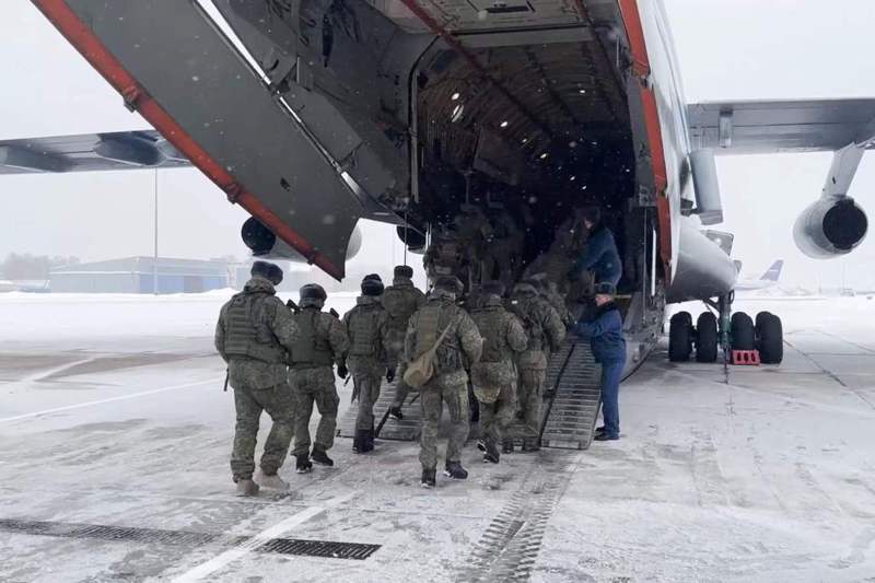 俄國維和部隊6日在首都莫斯科近郊契卡洛夫斯基空軍基地登機，準備前往哈薩克協助平息暴亂。新華社
