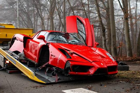 技師道路試車失控自撞　Ferrari超稀有億元Enzo限量<u>超跑</u>毀損！