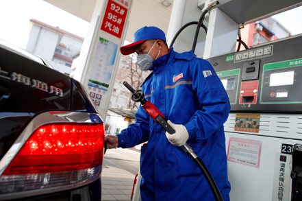 日本、南韓、印度及新加坡等亞太主要國家，都正在面臨國際油價大漲所帶來的汽油價格上揚壓力，多國都已介入干預汽油價格。（路透）