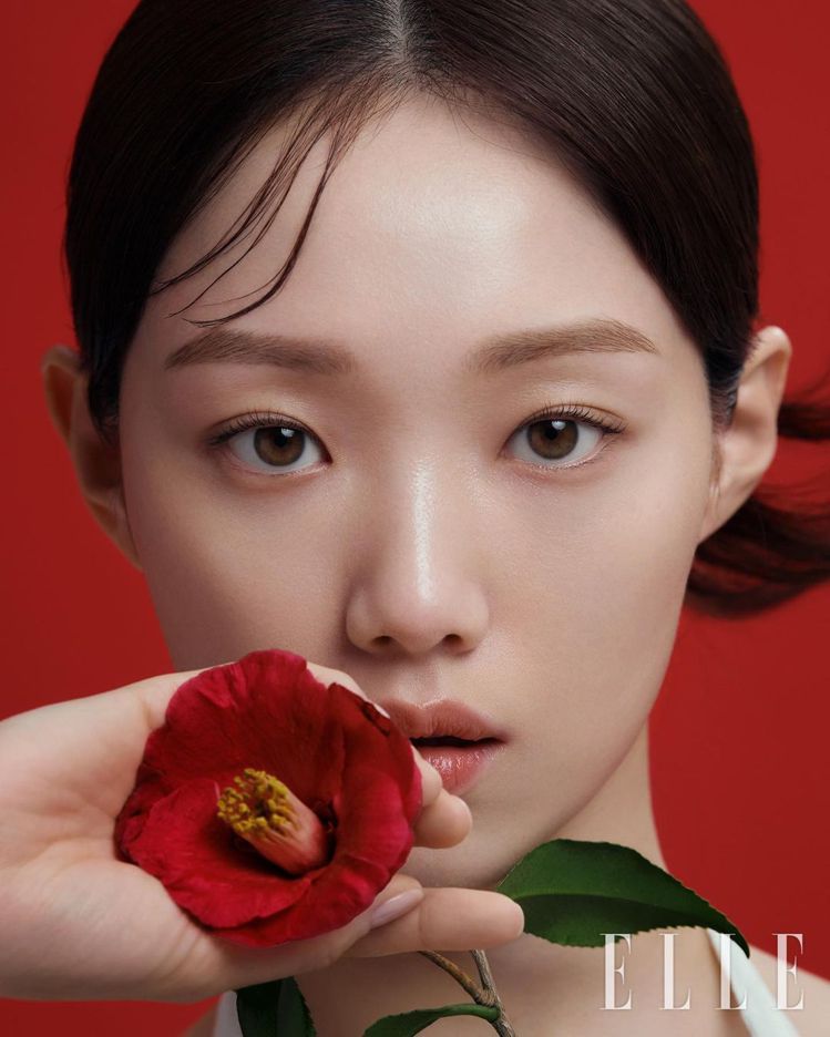 李聖經拍攝韓版《ELLE》雜誌，展現零瑕疵的美肌。圖／取自IG