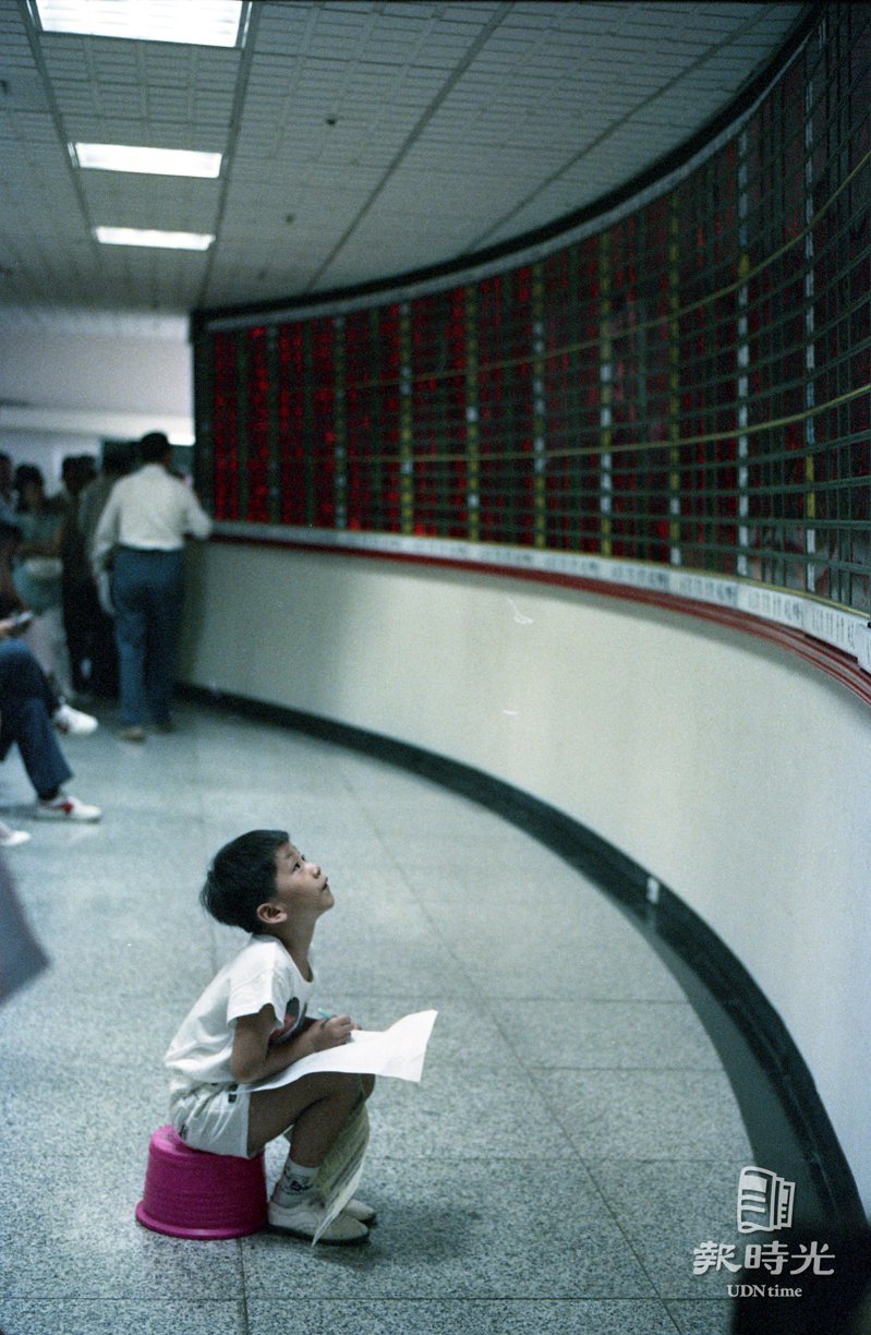 在市場主力、機構投資及散戶共襄盛舉下，股市八日氣勢如虹，加權指數重新站上一萬點，圖為台灣證券交易所內孩童玩耍鏡頭。日期：1989/8/8．攝影：許振輝．來源：聯合報
