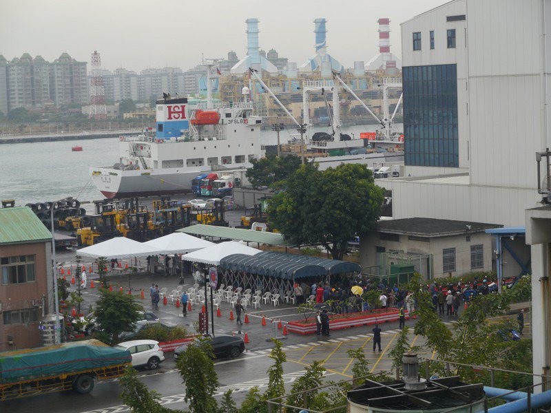 高雄市府防疫會議決定將中島商港區列為「風險區」。記者徐白櫻／攝影