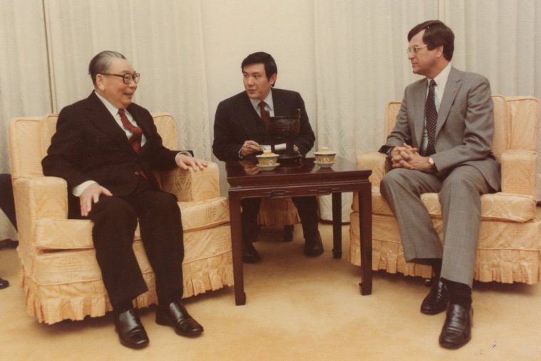 前總統馬英九（中）過去擔任前總統蔣經國（左）英文秘書，負責傳譯工作，圖右為時任美...