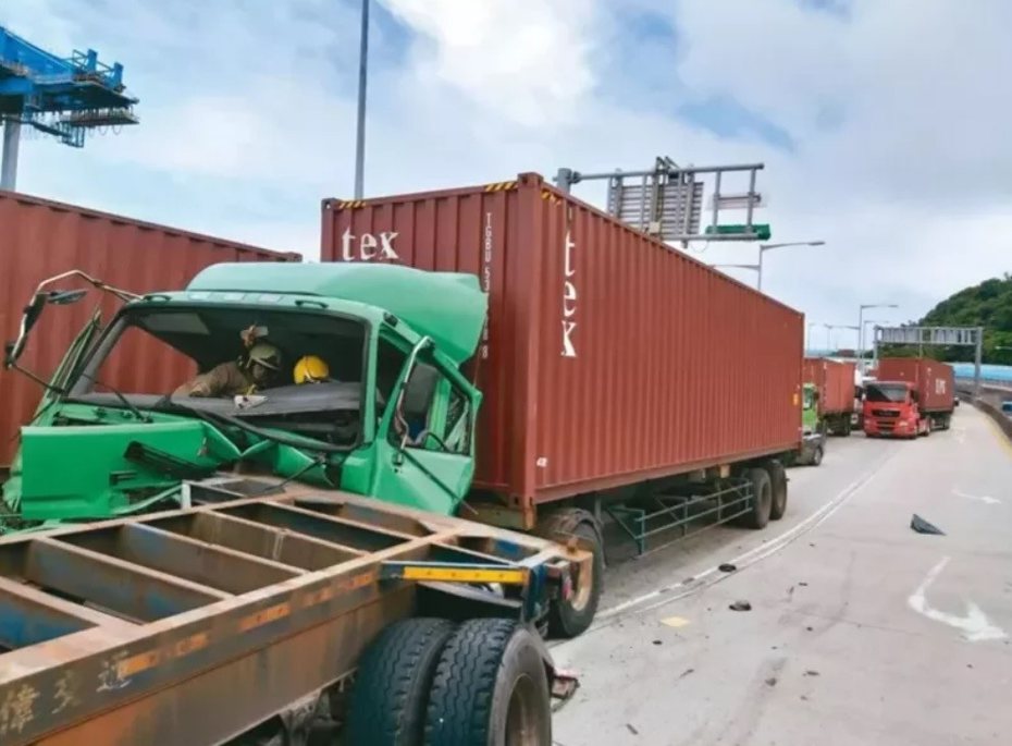 基隆港東岸聯外道路發生多起貨櫃車追撞車禍，市警局已裝設區間測速設備。 圖／聯合報系資料照