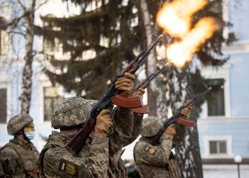 德國不允許愛沙尼亞向烏克蘭運送德製武器。圖為烏克蘭軍人舉槍朝天鳴槍。路透