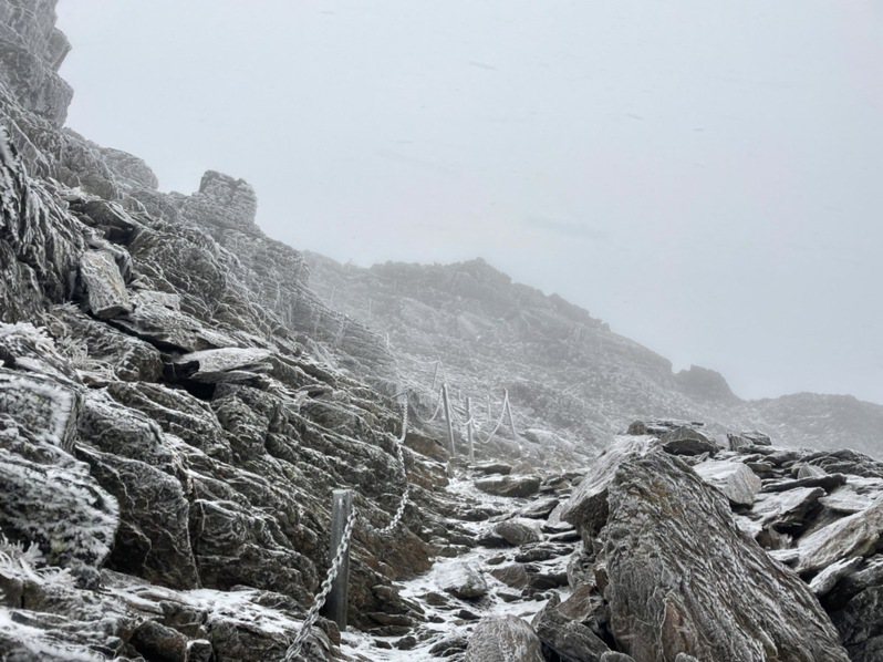 玉山今天清晨下雪，主峰步道在風口以上如同銀色世界。圖／山友林心聖提供