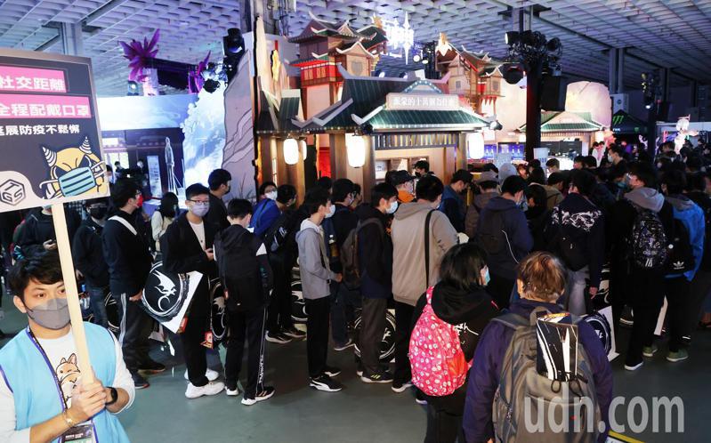 2022年台北國際電玩展上午開幕，上午展場湧入很多放暑假的年輕人，主辦單位隨時提醒戴口罩。記者曾吉松／攝影