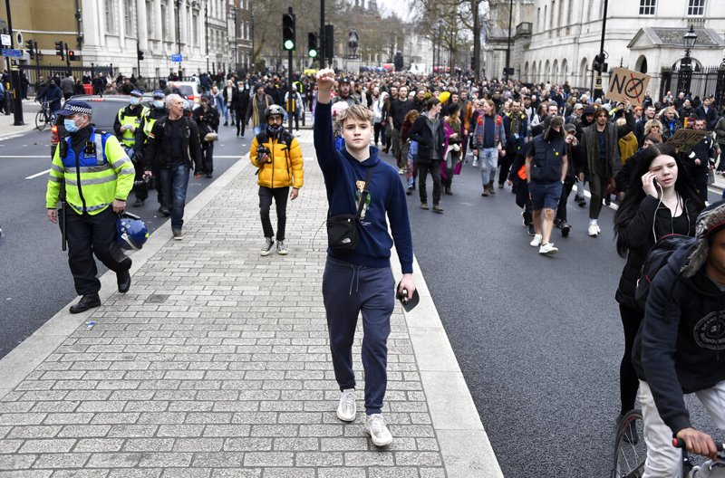 2021年3月不戴口罩的英國人走上街頭，抗議政府強化防疫措施。美聯社