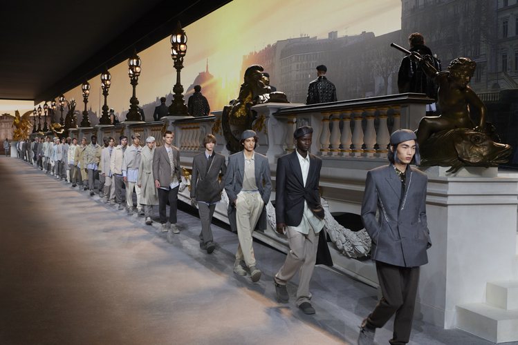 Dior於巴黎協和廣場上複製了一座凜冬清晨中的亞歷山大三世橋，發表2022冬季男...