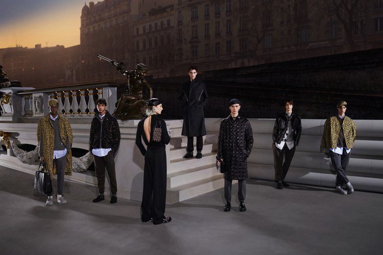 Dior於巴黎協和廣場上複製了一座凜冬清晨中的亞歷山大三世橋，發表2022冬季男...