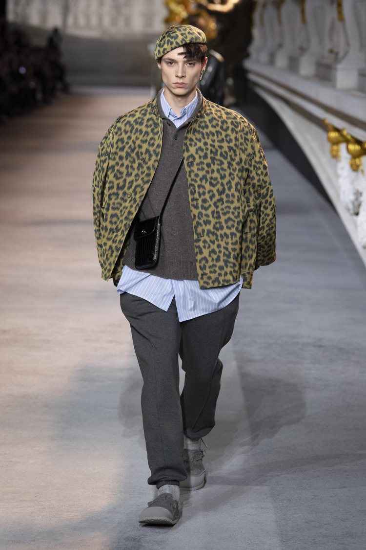 品牌經典的豹紋圖樣，表現在夾克、大衣之上。圖／Dior提供