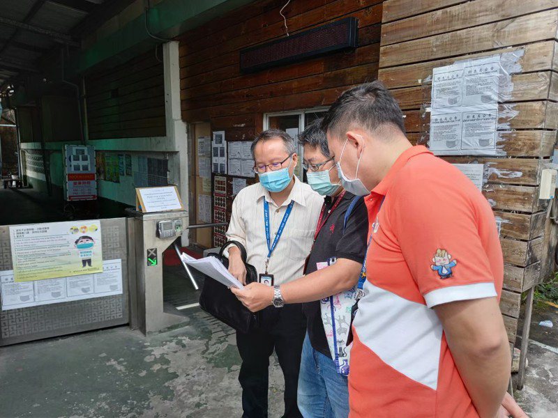 台南市加強移工防疫檢查及宣導。圖／勞工局提供