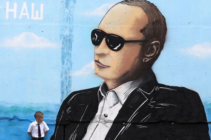 普亭認為俄國與烏克蘭是一家人，圖為克里米亞首府辛費羅波市內一幅巨大的普亭壁畫。法新社