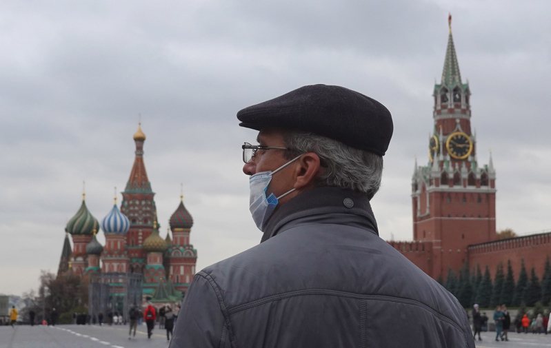 一名男子戴口罩參觀莫斯科紅場。（歐新社）