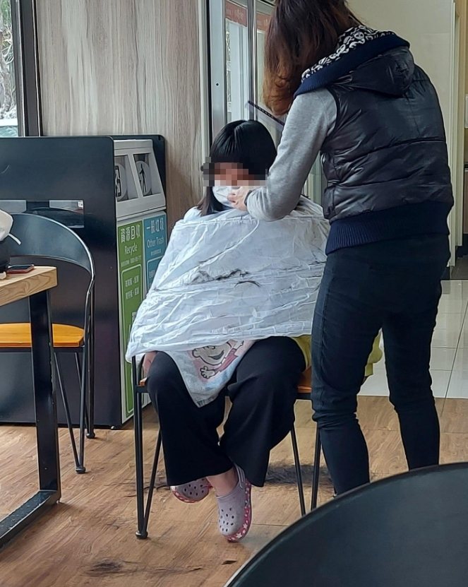 有民眾在超商剪頭髮，讓網友看了直呼「真的很噁！」圖擷自爆料公社