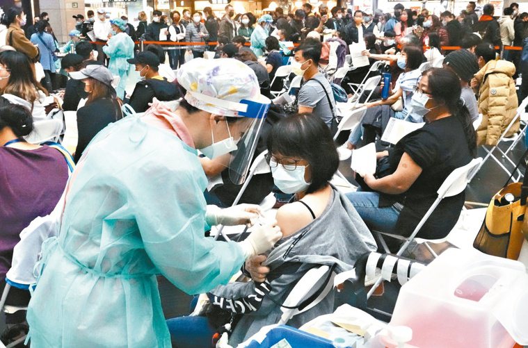 台北車站疫苗接種站昨天再爆施打人潮。記者林俊良／攝影