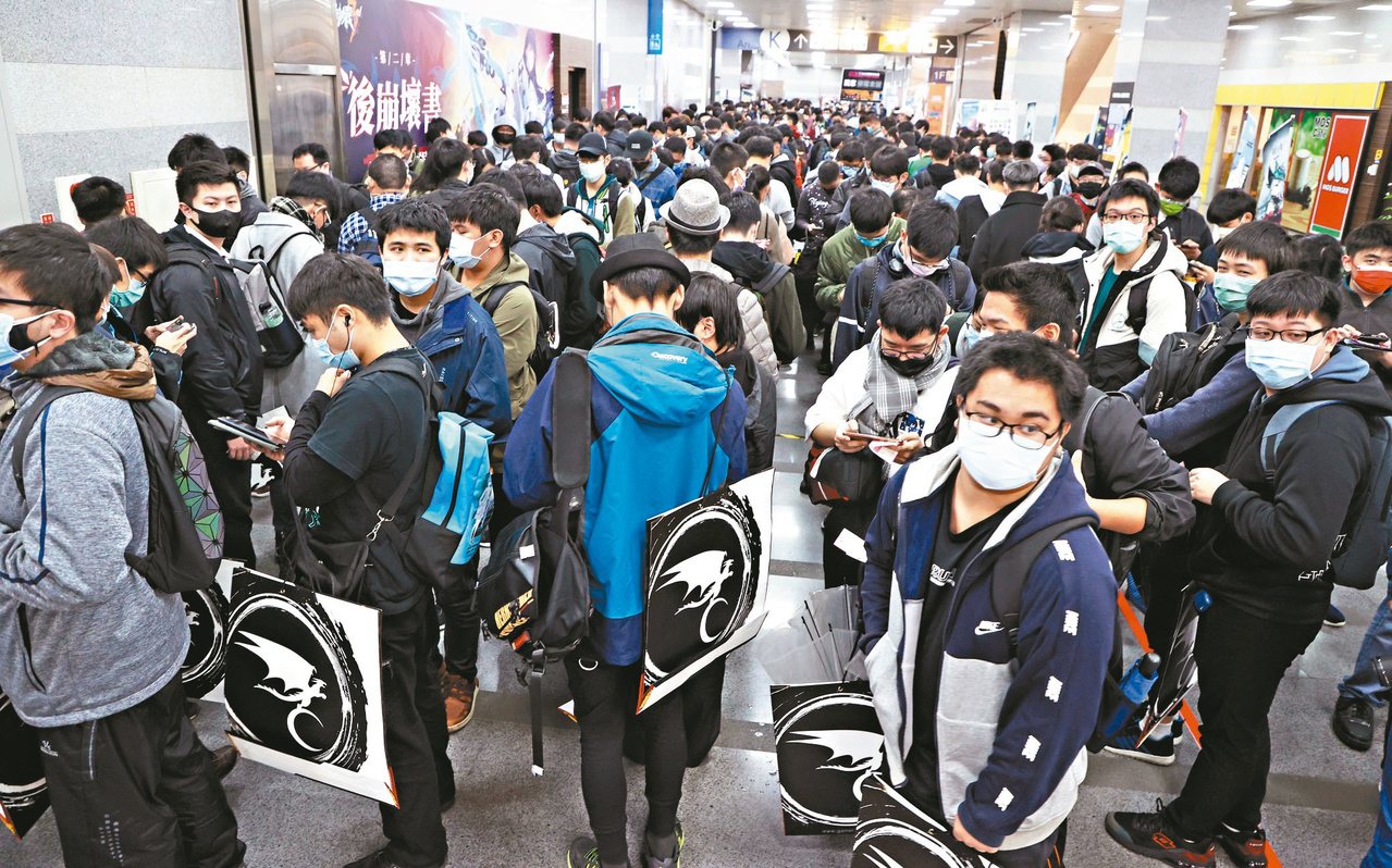 台北國際電玩展昨天開幕，人潮擠爆，在疫情爆炸下，防疫讓人捏把冷汗。記者曾吉松／攝影
