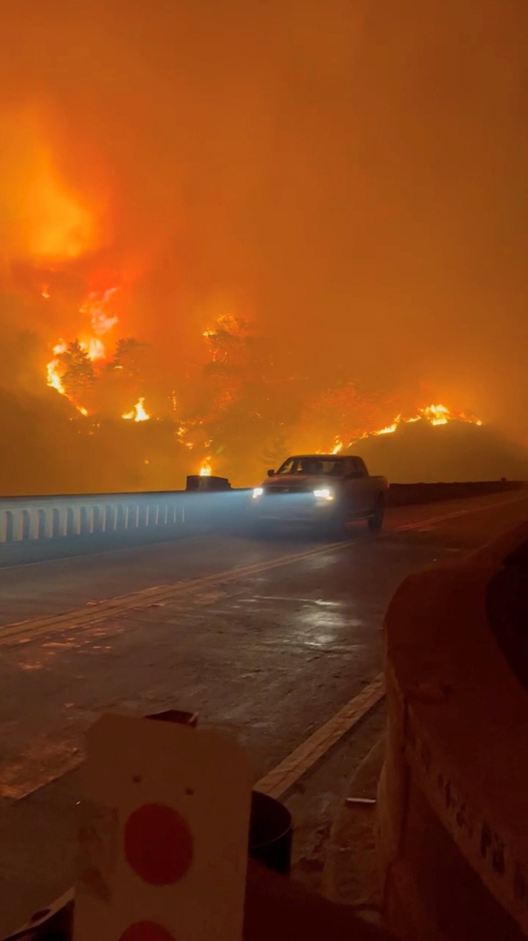 加州蒙特利郡出現罕見的1月野火，迫使有世界最美公路之稱的1號公路清空和關閉。路透