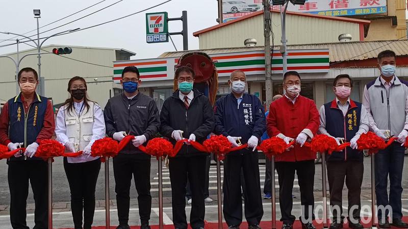 台南東山停車場今啟用，市長黃偉哲（左四）到場剪綵。記者謝進盛／攝影