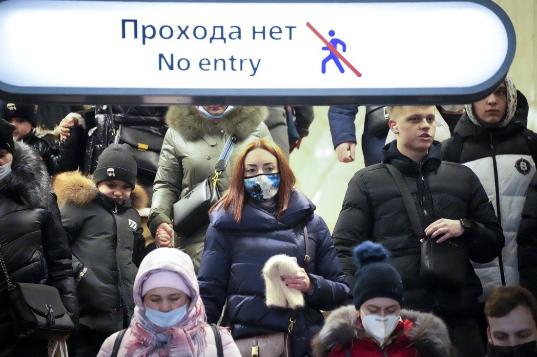 俄國日增感染數23日再創疫情爆發以來新高紀錄，圖為22日聖彼得堡地下鐵搭車人潮。...