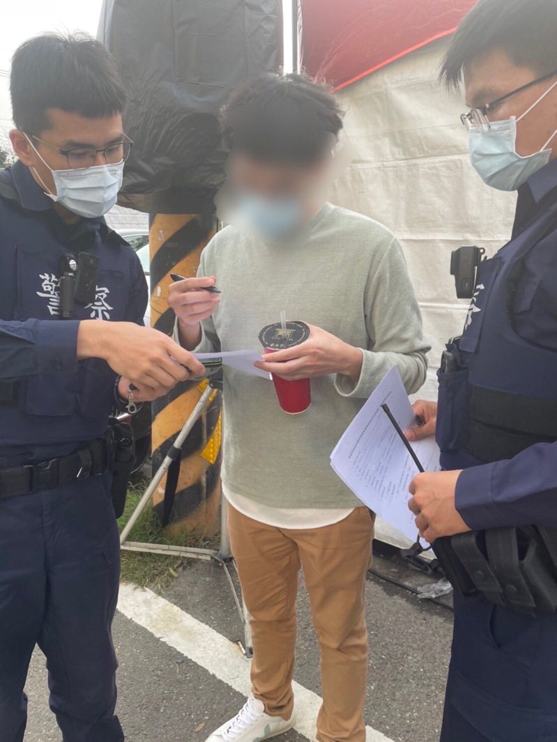 台南市政府今天在新化年貨大街查獲一名男子脫下口罩邊走邊吃，當場開出3000元罰單。圖／衛生局提供