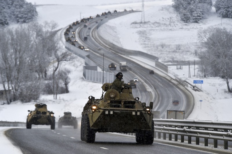 俄國裝甲車隊18日在克里米亞半島公路行駛。美聯社