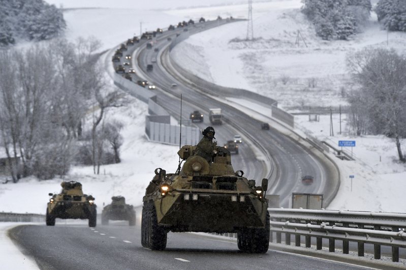 俄烏邊境緊張，美國務院下令駐烏大使館部分外交官員及家屬撤離。圖為俄軍裝甲車隊十八日在克里米亞高速公路上行駛。（美聯社）