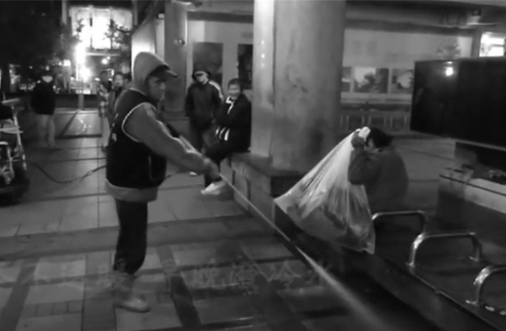 圖為2011年清潔隊潑水驅趕街友時，記錄下的影像。當代漂泊協會以影像做成倡議影片在記者會上播放。 圖／擷取自 Youtube