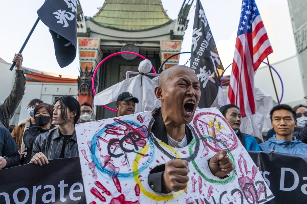 示威者於國際人權日在美國加州的中國戲院前抵制北京冬奧。 圖／美聯社