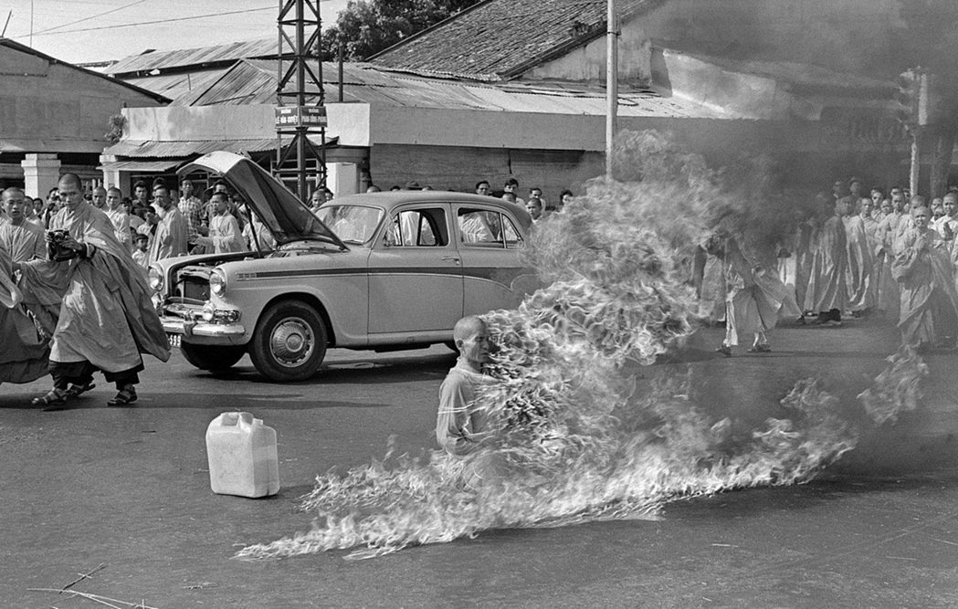 越南僧人釋廣德為了抗議南越政府的宗教迫害，不惜以自焚的激烈手段控訴，現場直擊的畫...