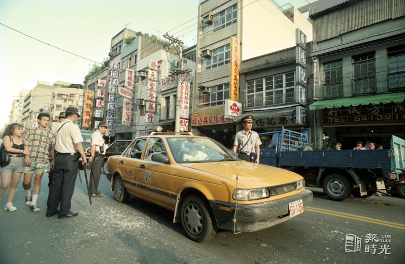 三名全民計程車司機砸毀一輛大豐無線電計程車。日期：1995/8/17．攝影：林秀明．來源：聯合報