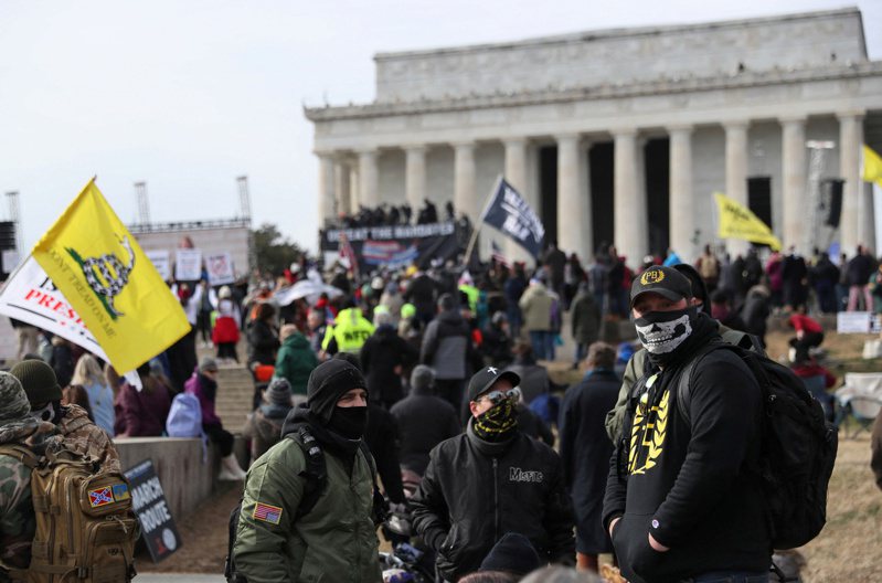 揮舞著譴責總統拜登的標語，要求「自由」，數千名民眾今天在華盛頓遊行，抗議一些人稱之為「暴政」的美國COVID-19疫苗強制令。路透社