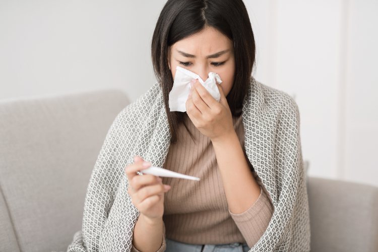 Omicron的主要症狀有「嚴重的鼻塞流鼻水」、「頭痛及可能合併身體痠痛」、「咳嗽」、「喉嚨痛，尤其吞嚥時會不舒服」、「較為嚴重的疲累虛弱」。實際上這些症狀與流感相近，才使得判斷更困難。