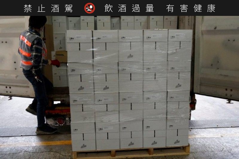 立陶宛的20,004瓶黑蘭姆酒，終於結束超過108天的海上漂流，抵達台灣。圖／臺灣菸酒公司提供。提醒您：禁止酒駕 飲酒過量有礙健康。