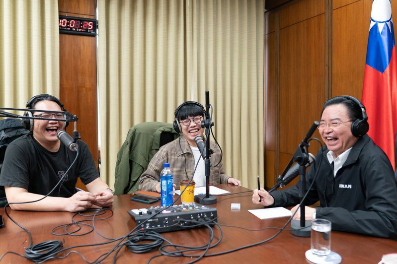 外交部長吳釗燮（右1）上Podcast節目「台灣通勤第一品牌」。圖／外交部臉書
