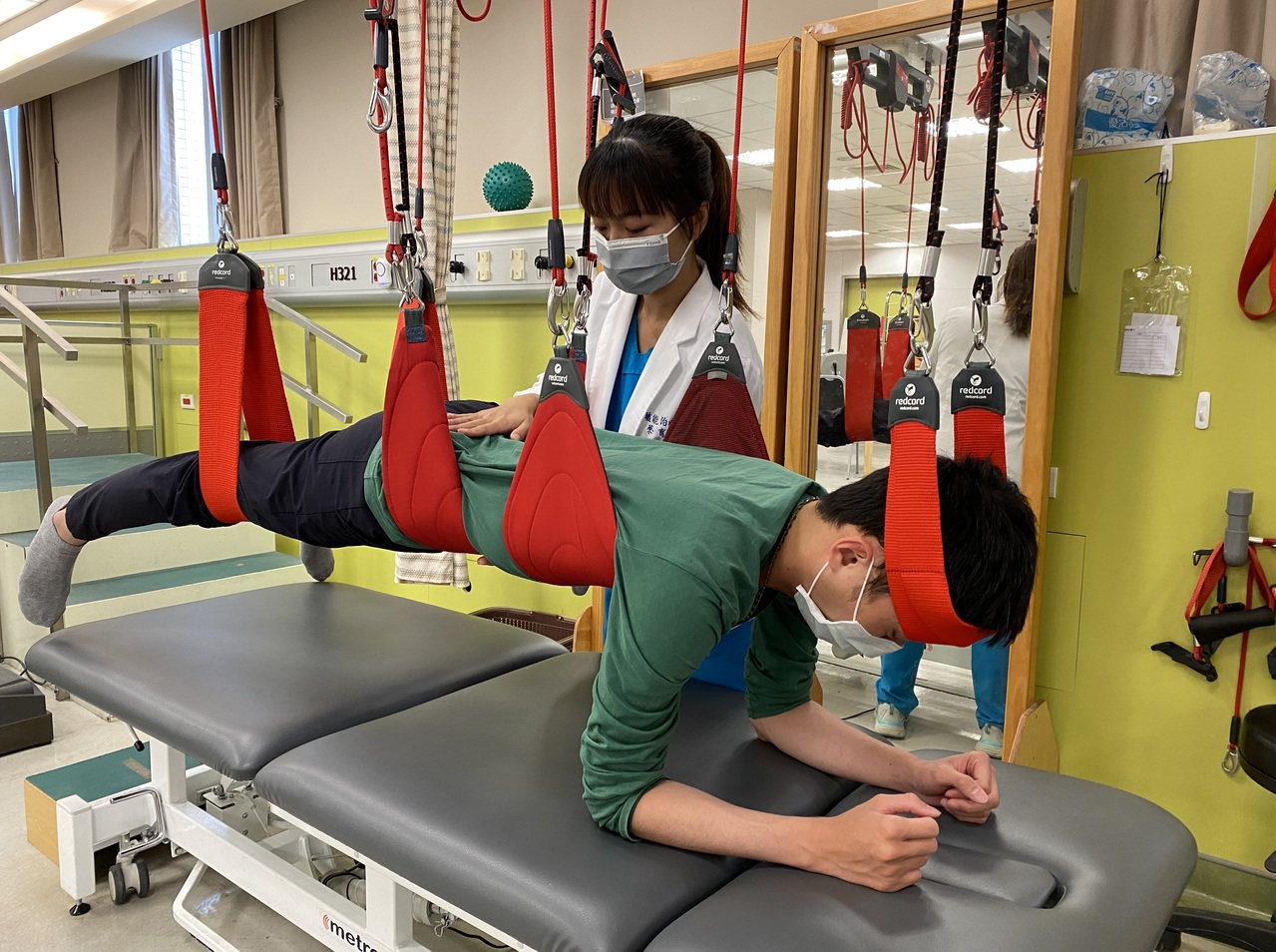 長安醫院復健科醫師吳書毅說，紅繩運動從兒童到成人、慢性疼痛病人到運動員都適用。圖／長安醫院提供