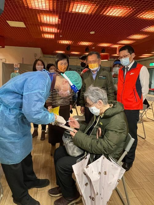 台北市副市長蔡炳坤(後排右二)今天上午視察東區地下街七號廣場接種站。圖／北市府提供