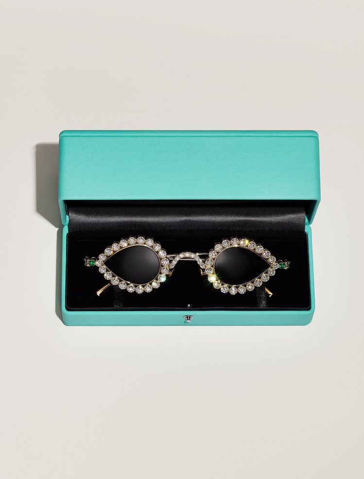 菲董的Tiffany訂製鑲鑽墨鏡，18K金鑲嵌61顆總重逾25克拉圓形明亮式鑽石...