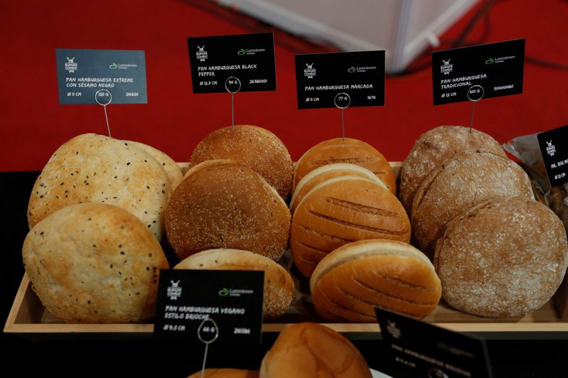 日本財經媒體指出，日本的麵包、義大利麵價格也可能被火山波及。歐新社