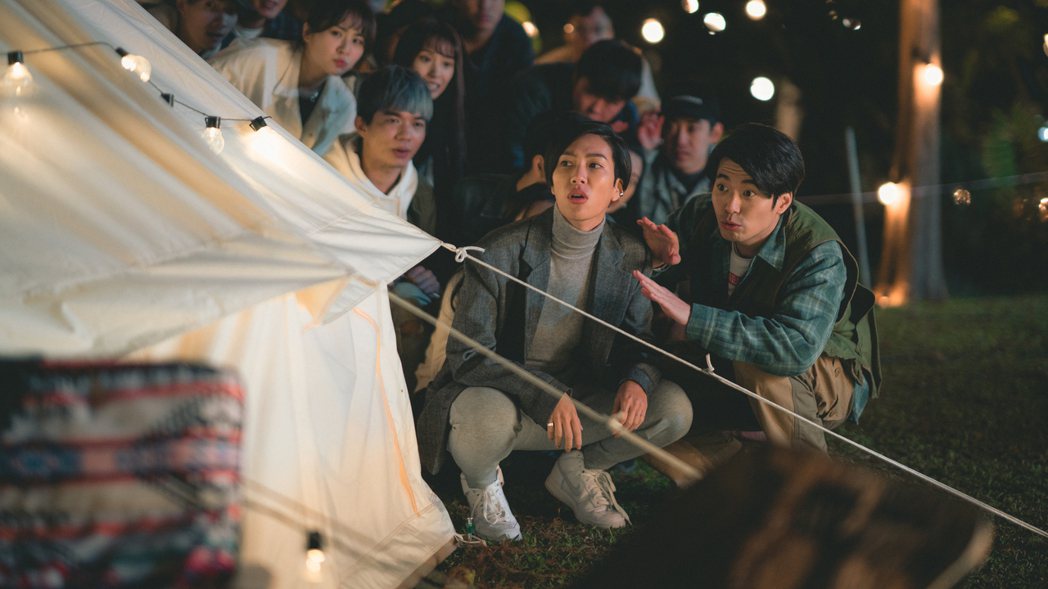 宥凱（左後二）和侯彥西（右起）、莫莉飾演求愛大隊。圖／皮諾丘電影