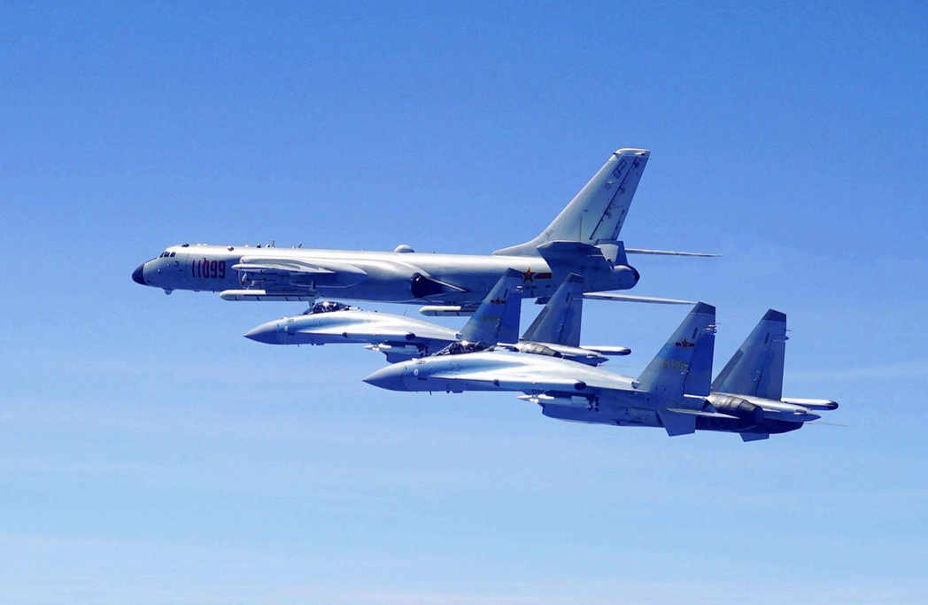 大陸軍機2022年繼續在台灣周邊執行任務。（看看新聞網）