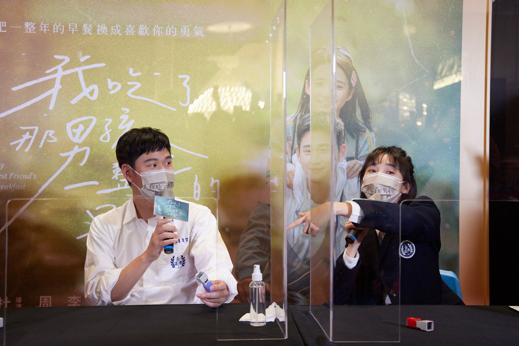 周興哲(左)和李沐(右)前進台中和高雄為電影「我吃了那男孩一整年的早餐」宣傳。圖...