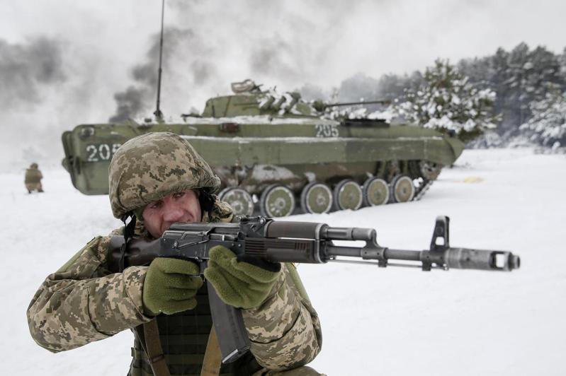 烏克蘭後備軍人參加演習。（路透）